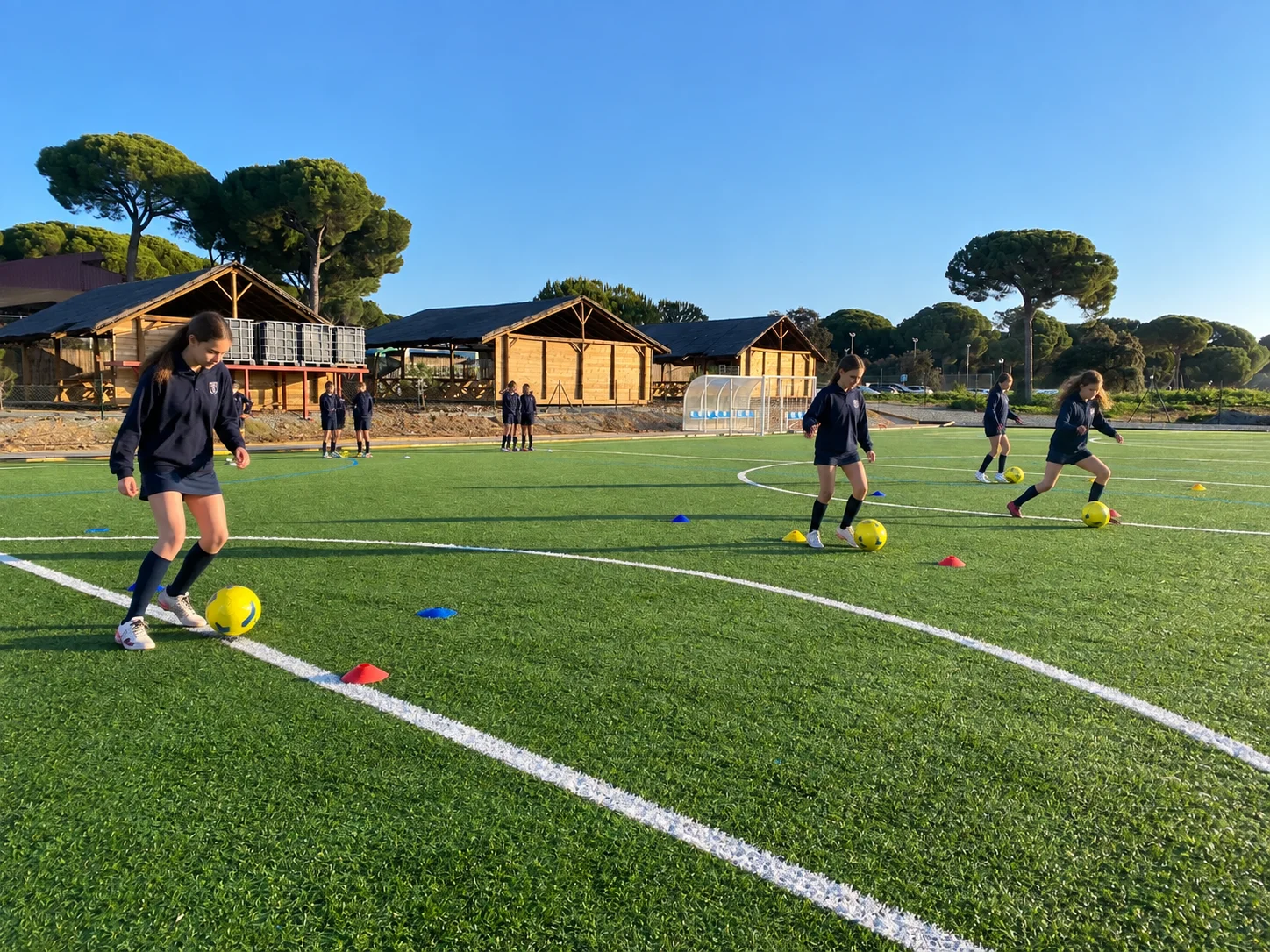 Alumnas de CBS jugando al fútbol al aire libre